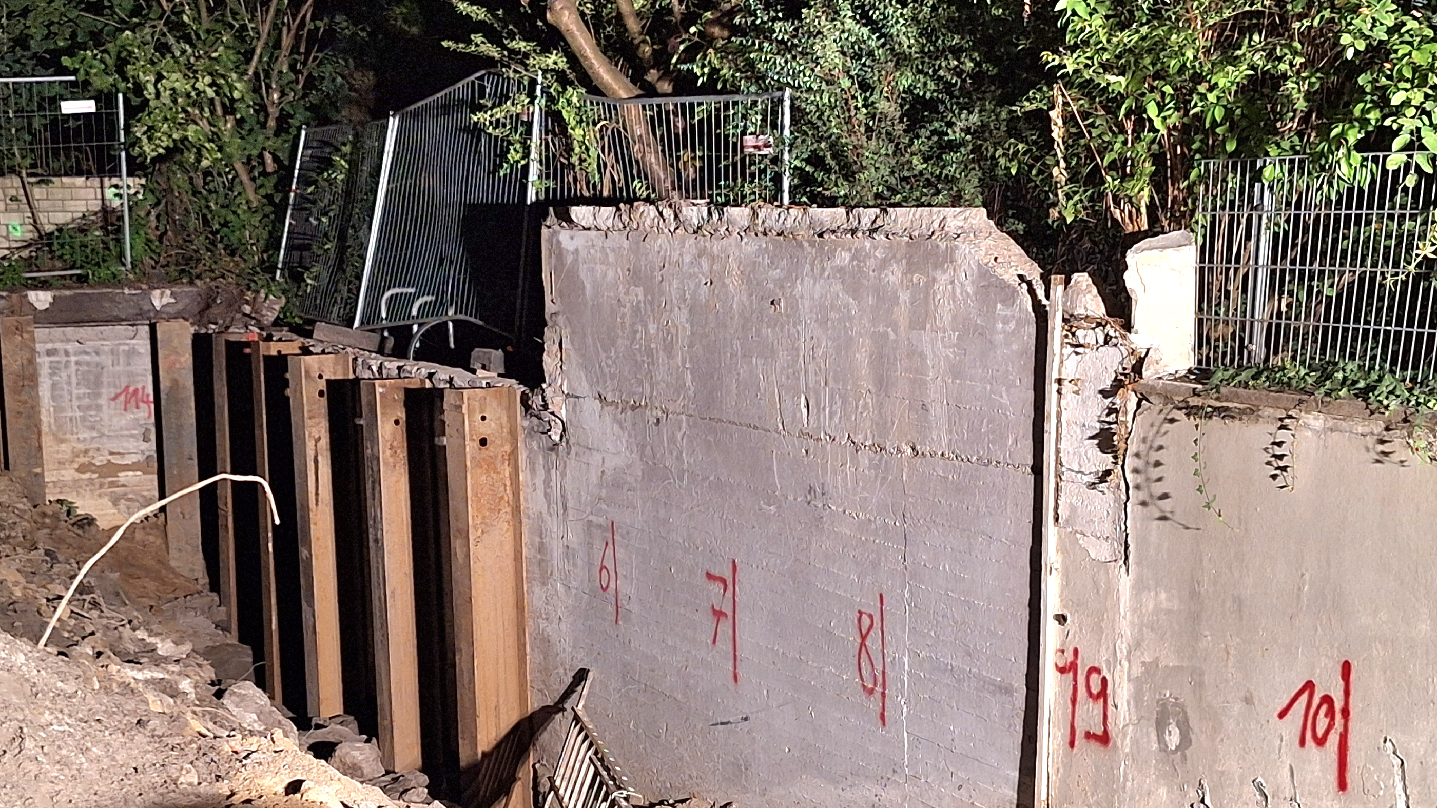 Absackungen neben Mehrfamilienhaus