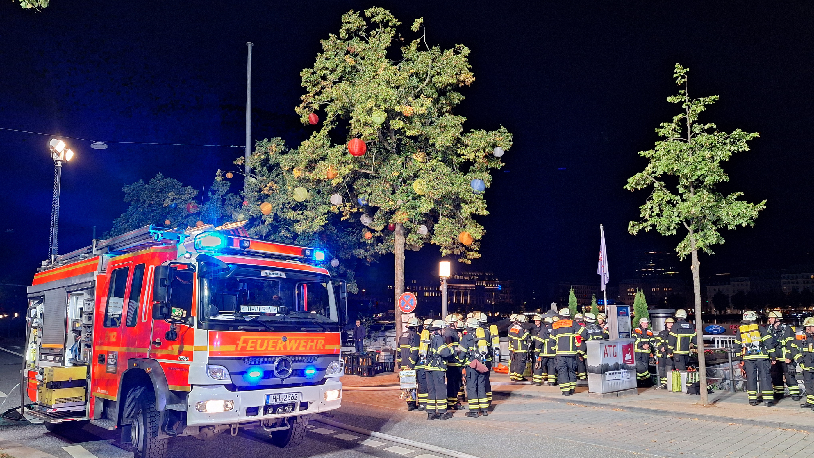 Feuer auf Restaurantschiff